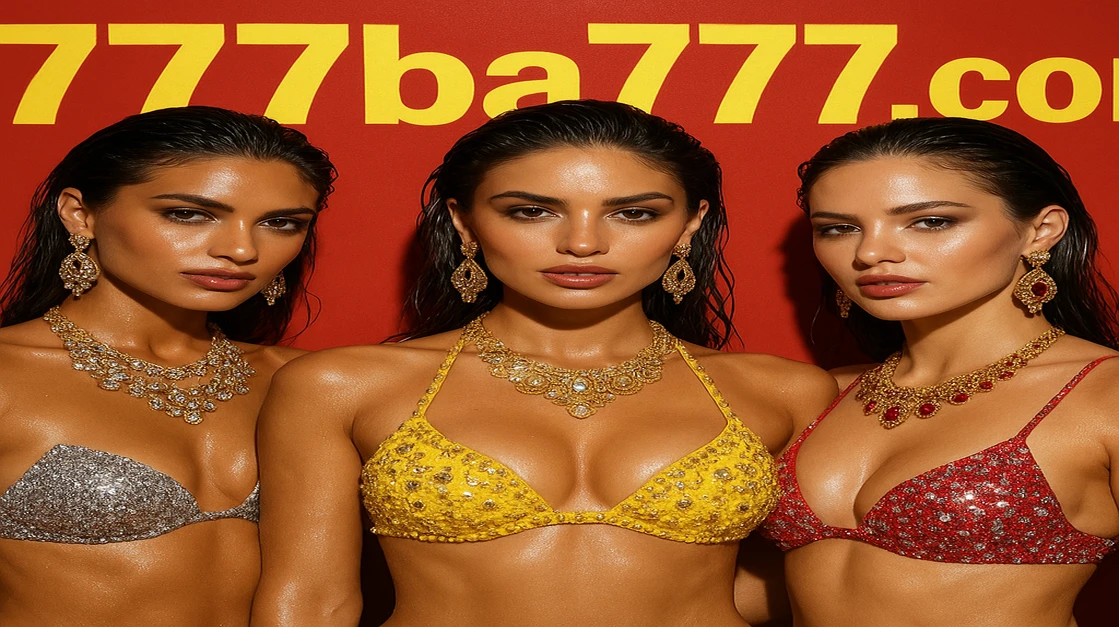 ba777 গেমিং প্ল্যাটফর্মে আপনার অসাধারণ বোনাসটি পান! তিনজন সুন্দর নারী চকমকে উৎসব-আভরণের পোশাকে, একটি বড় উজ্জ্বল বোনাস চিহ্নটির সামনে হাসিমুখে দাঁড়িয়ে আছে।